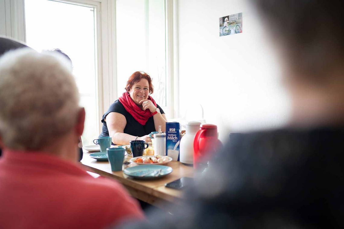 Gesprächsrunde in einer Offenen Familienwohnung