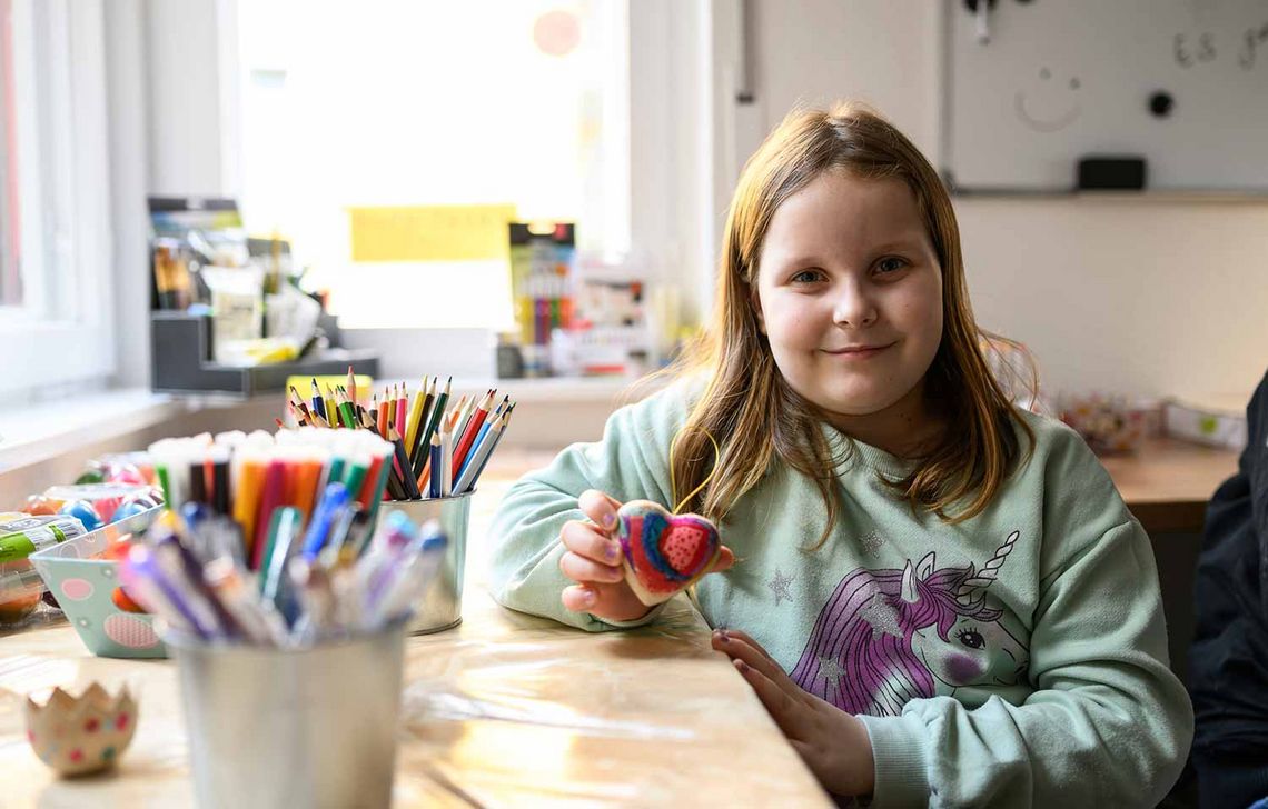 Kind beim Basteln in der Offenen Familienwohnung in der Heerstraße am 13.03.2023 in Berlin