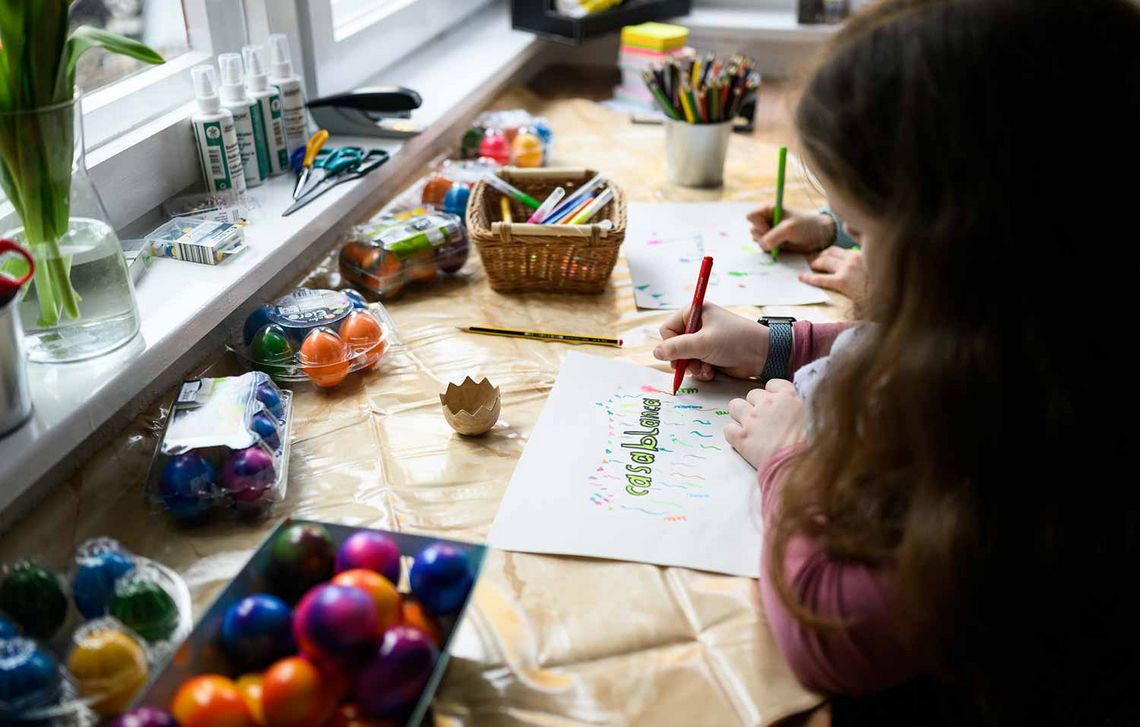 Kinder malen und basteln in der Offenen Familienwohnung.