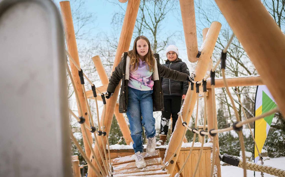 Trotz Kälte und Schnee spielen die Kinder auf dem neuen Spielplatz