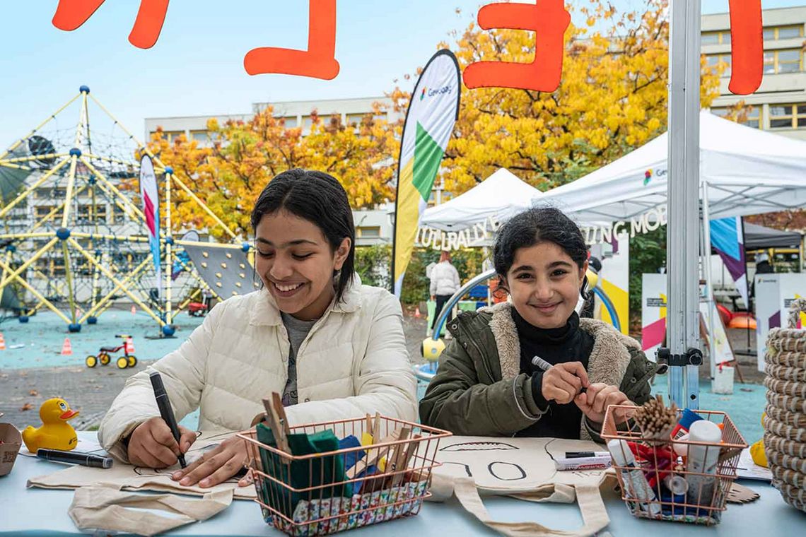 Kinder bei der Gewobag Recycling Rallye in der Rollbergsiedlung