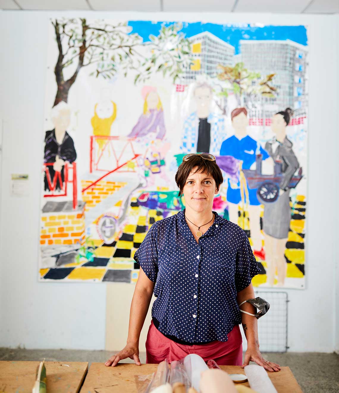 Die berliner Künstlerin Valentina Sartori vor einem Ihrer Kunstwerke