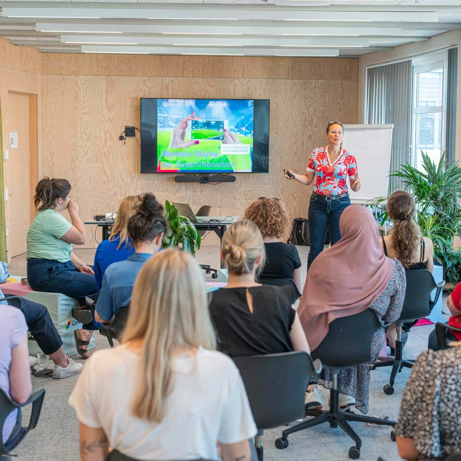 Trainerin gibt einen Workshop zur mentalen Stärke beim Kickoff der Gewobag-Akademie