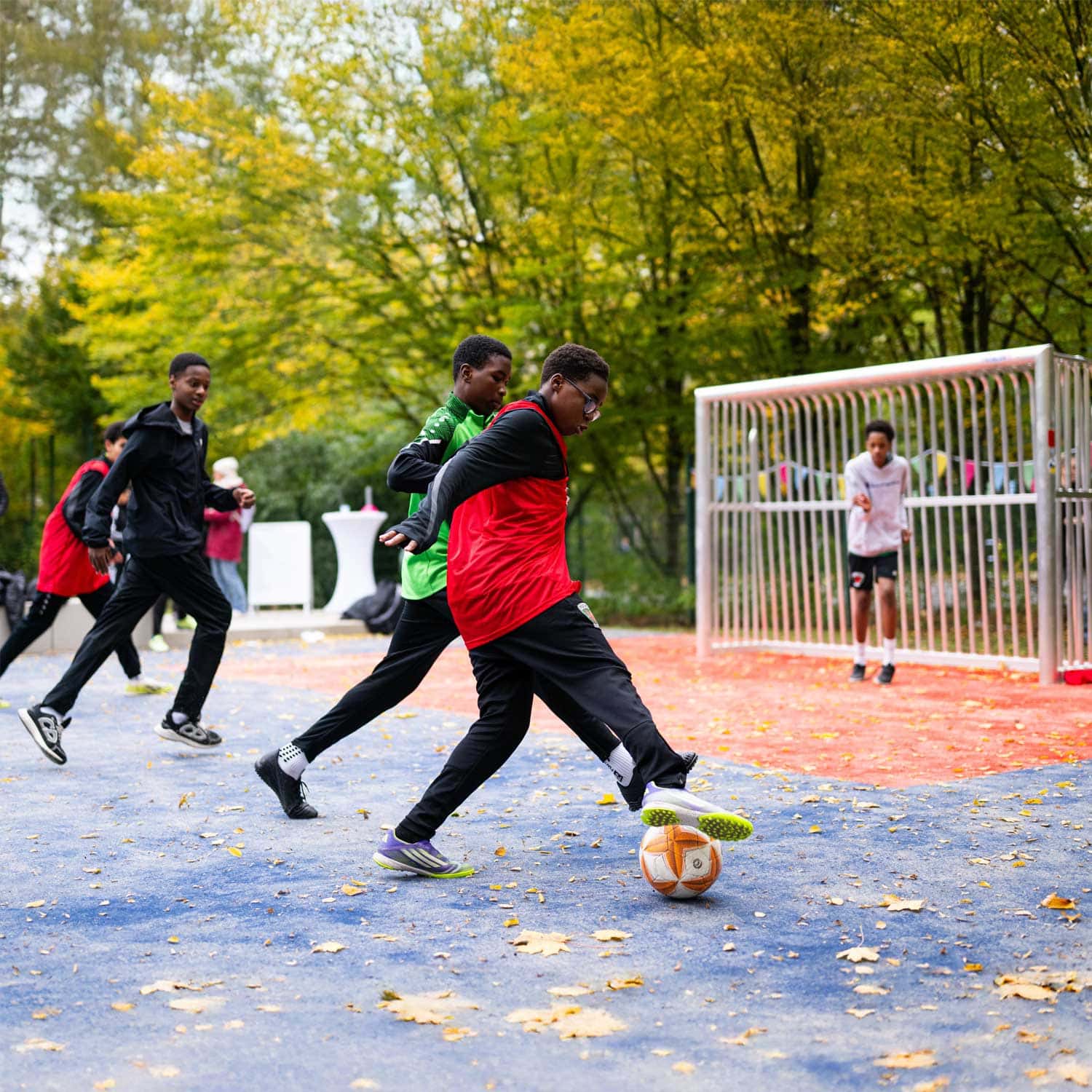 Jugendliche spielen Fußball auf dem neuen Bolzplatz der Rollbergesiedlung