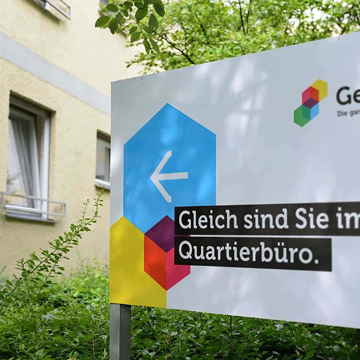 Hinweisschild der Gewobag auf den Eingang zum Quartierbüro