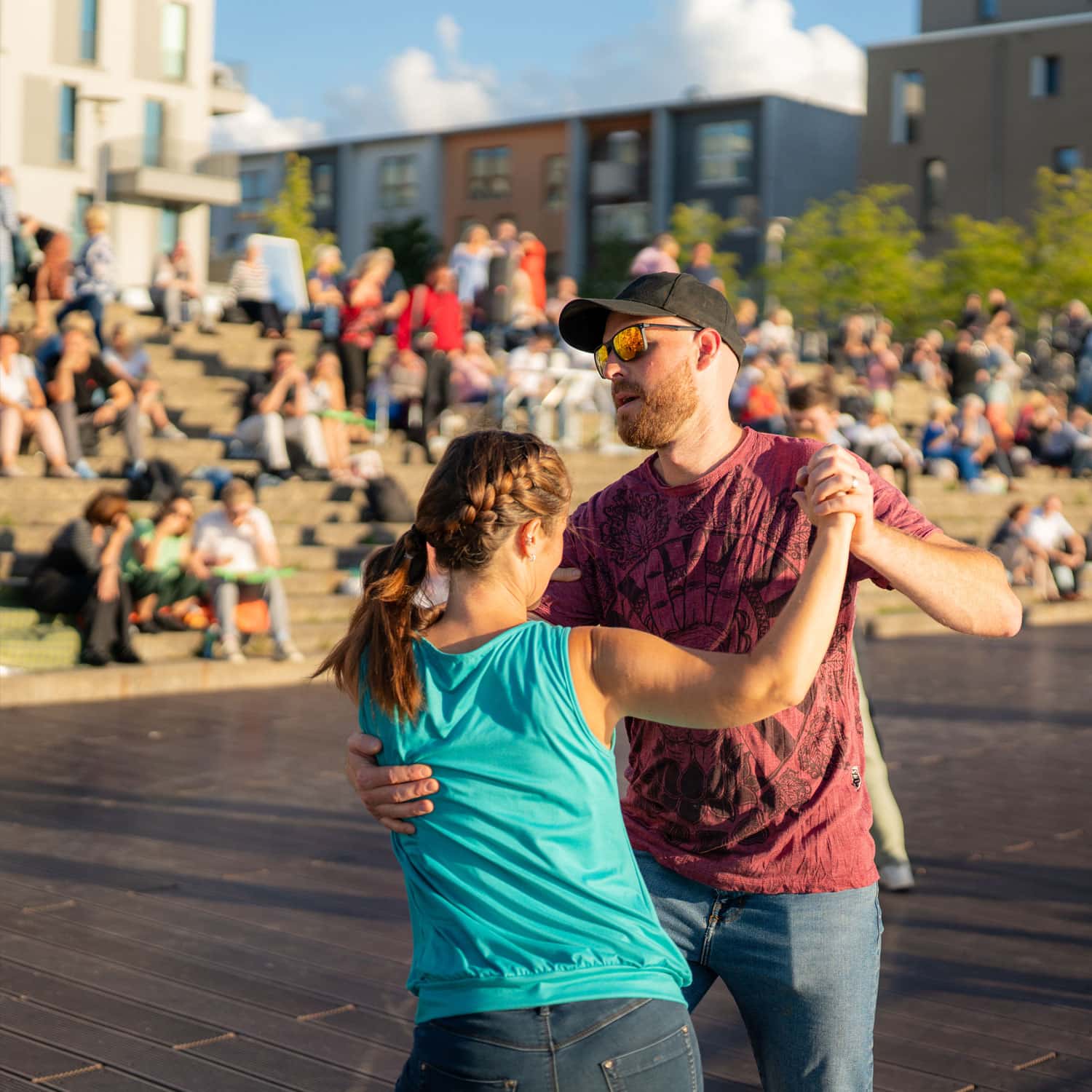 Tanzendes Paar bei einem Open-Air-Event im Quartier WATERKANT BERLIN