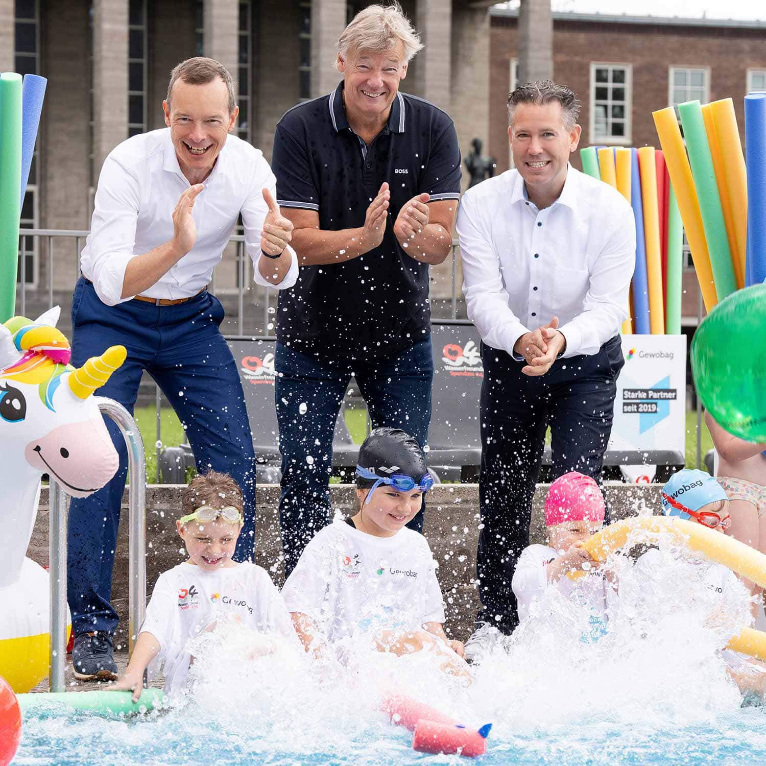 Anfeuerungen für die Kinder bei einem Schwimmkurs der Wasserfreunde Spandau