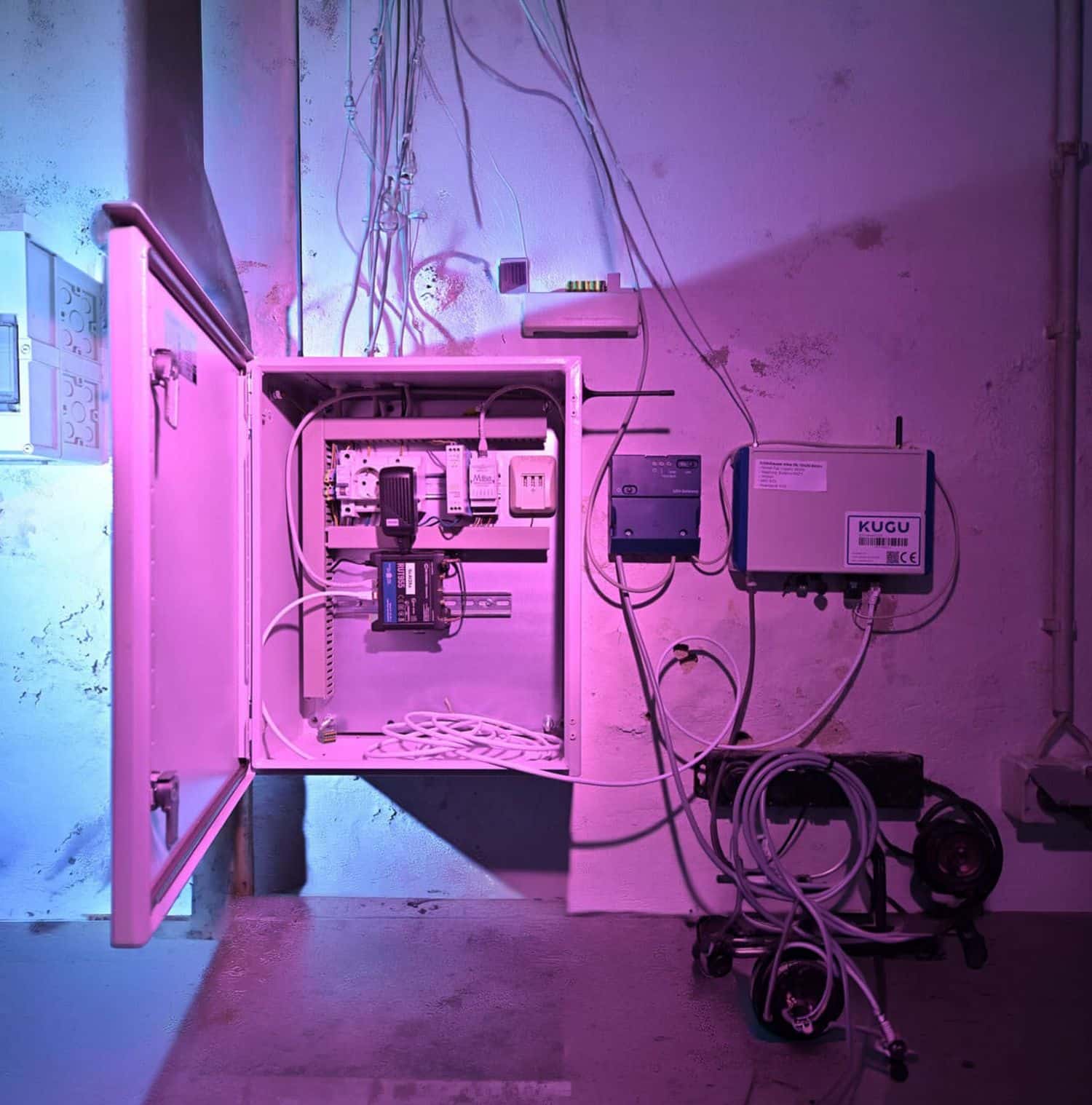 Geöffneter Schaltschrank mit KUGU-Smart-Meter zur digitalen Energiemessung