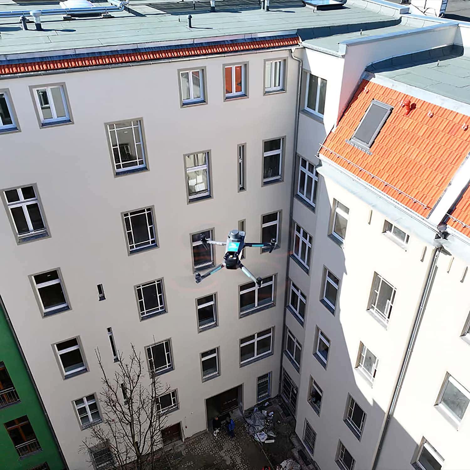 Drohne fliegt zur Bestandsaufnahme durch einen Berliner Hinterhof