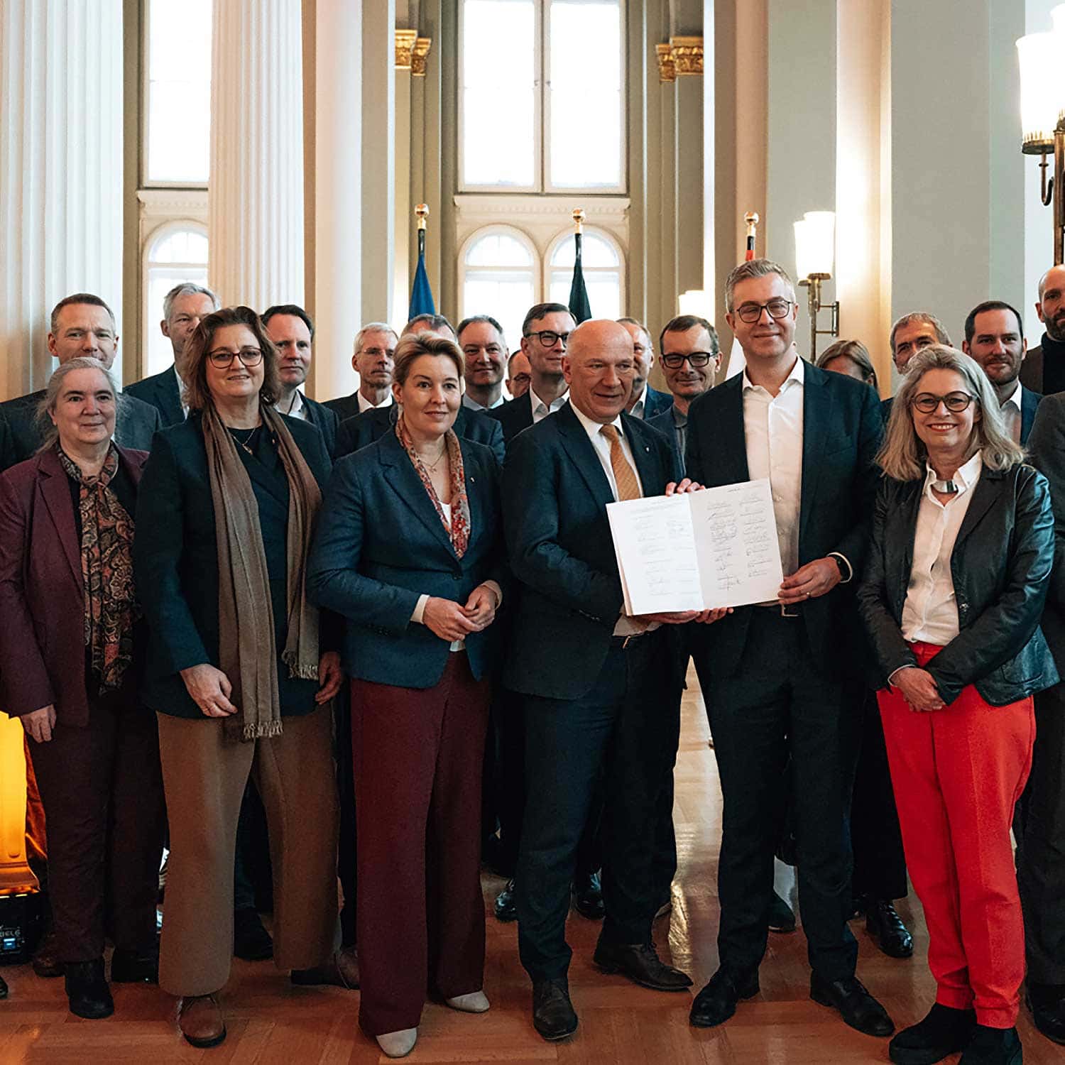Gruppenfoto bei der Unterzeichnung des Berliner Klimapakts im Roten Rathaus