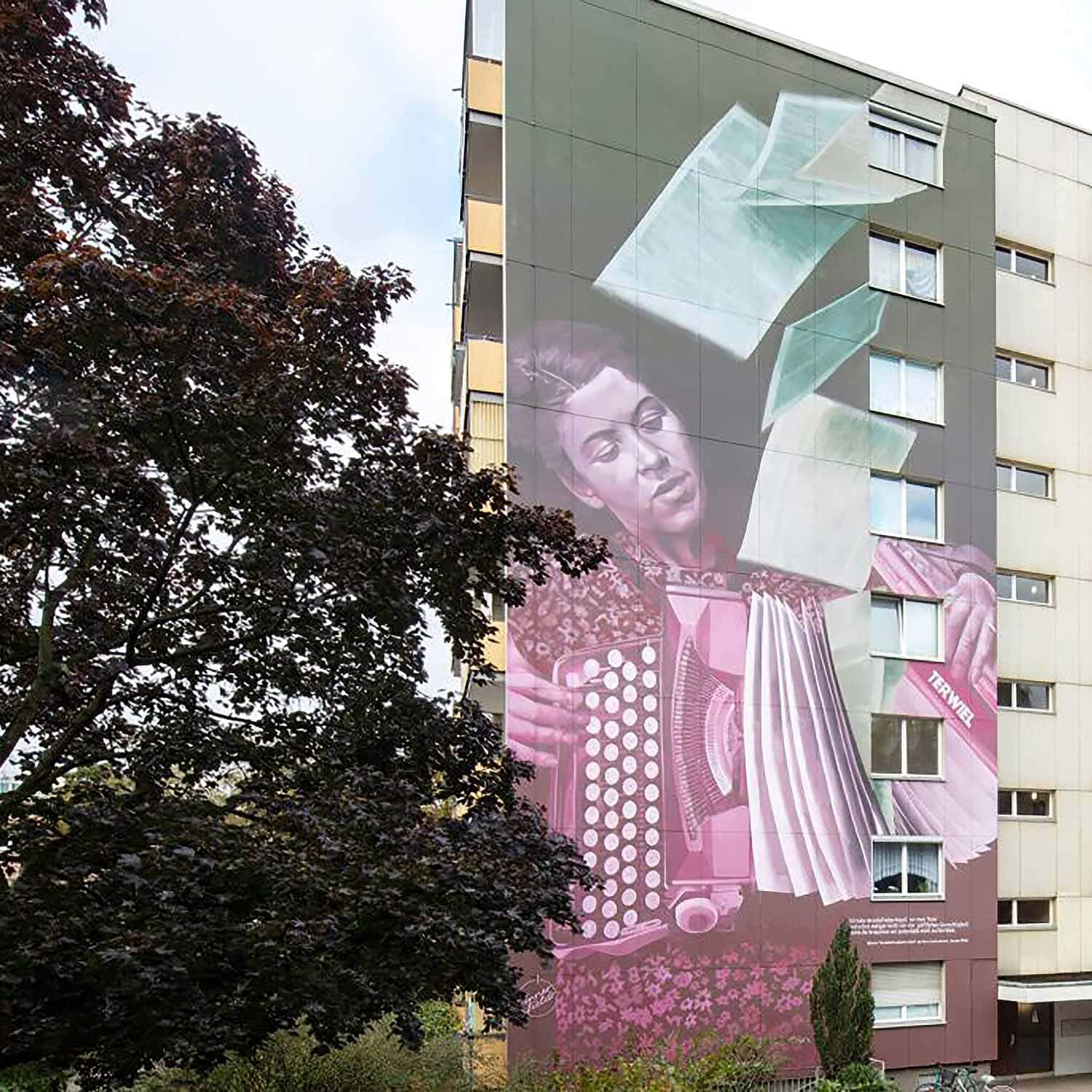 Wandgemälde der Widerstandskämpferin Rose Terwiel in der Paul-Hertz-Siedlung