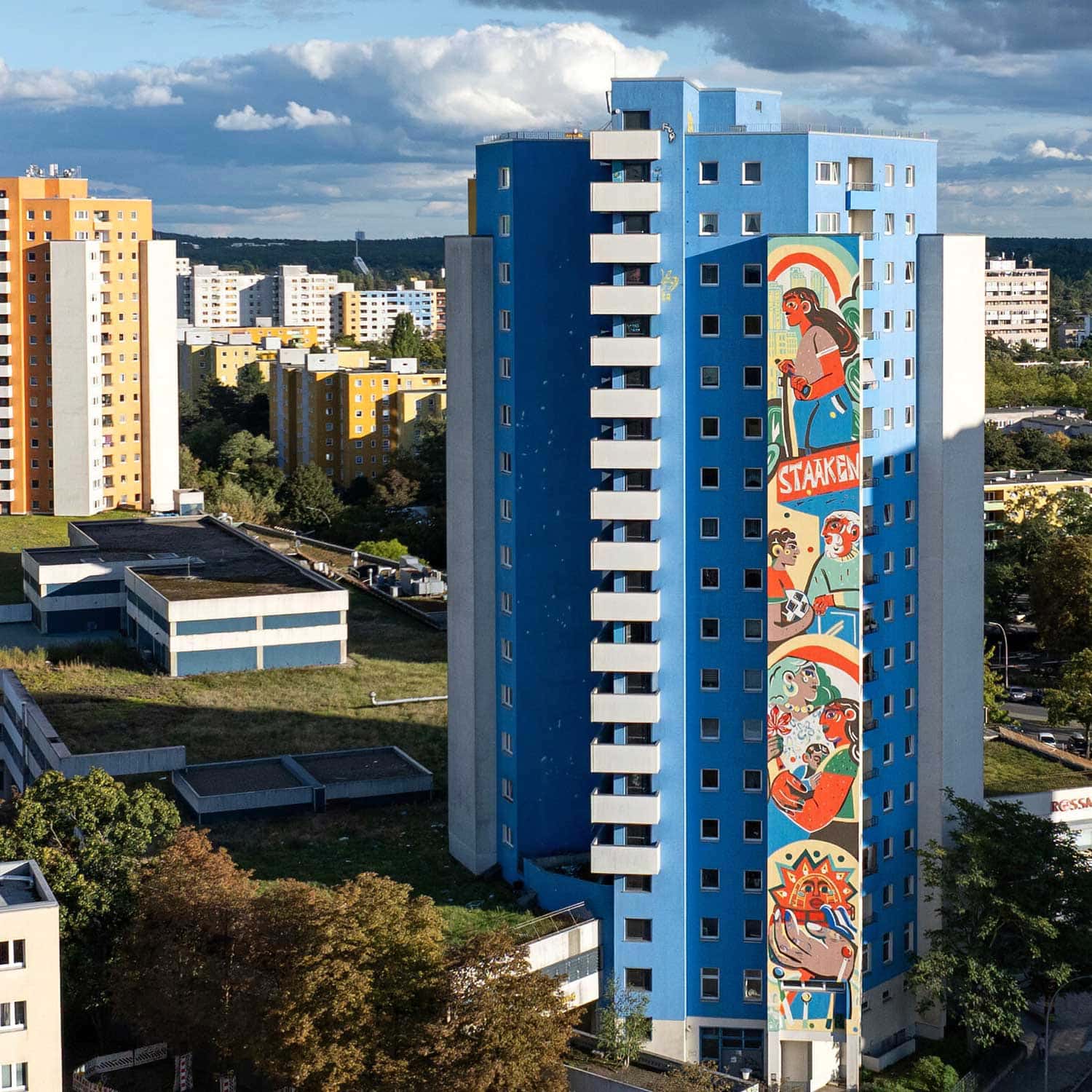 Hochhaus in Staaken mit buntem ONE-WALL-Wandgemälde an der Fassade