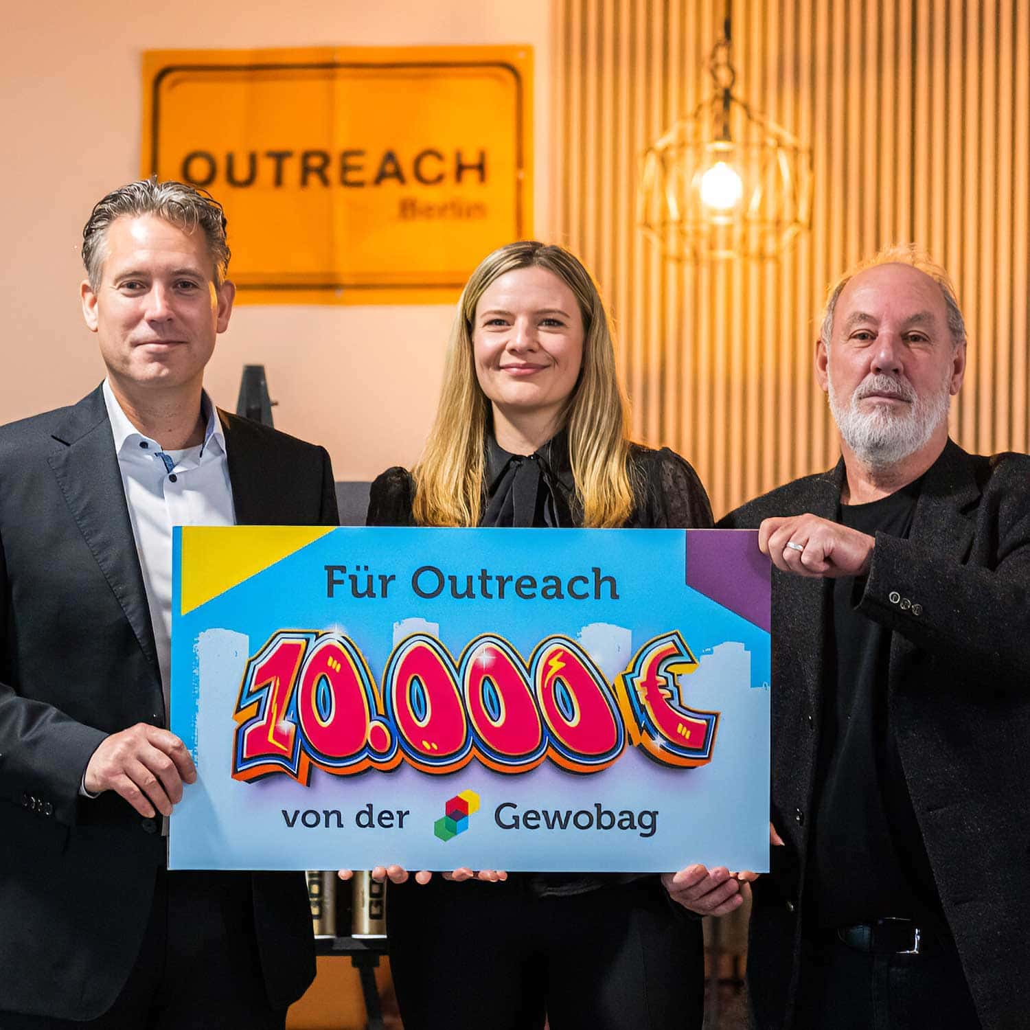 Spendenübergabe der Gewobag über 10.000 Euro an den Verein Outreach Berlin