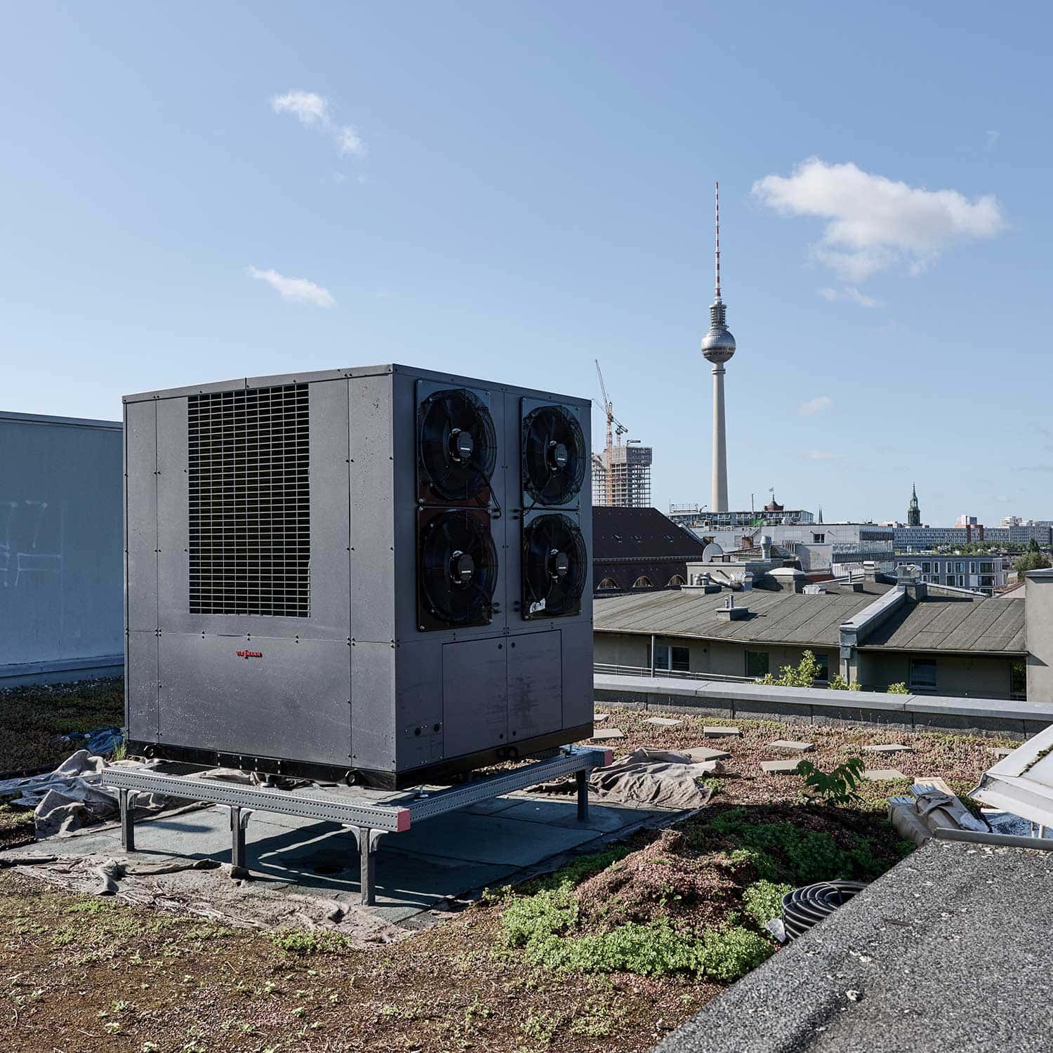 Wärmepumpe auf einem Berliner Hausdach mit Blick auf den Fernsehturm
