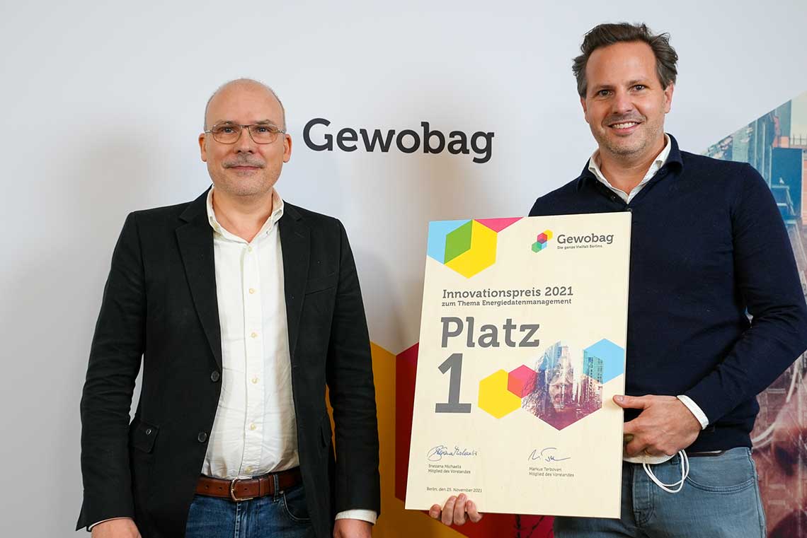 V. l. n. r.: Sven Harke-Kajuth, Geschäftsführer der Gewobag ID überreicht Christopher von Gumppenberg, Gründer und Geschäftsführer der KUGU Home GmbH, den ersten Preis des Gewobag-Innovationswettbewerbs.